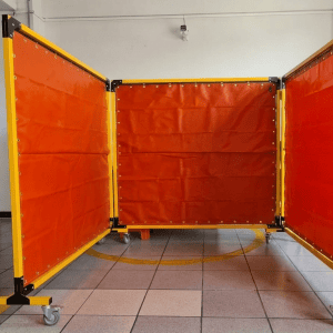 Biombo para soldadura de 3 cuerpos articulado con cortina ignífuga y ruedas.